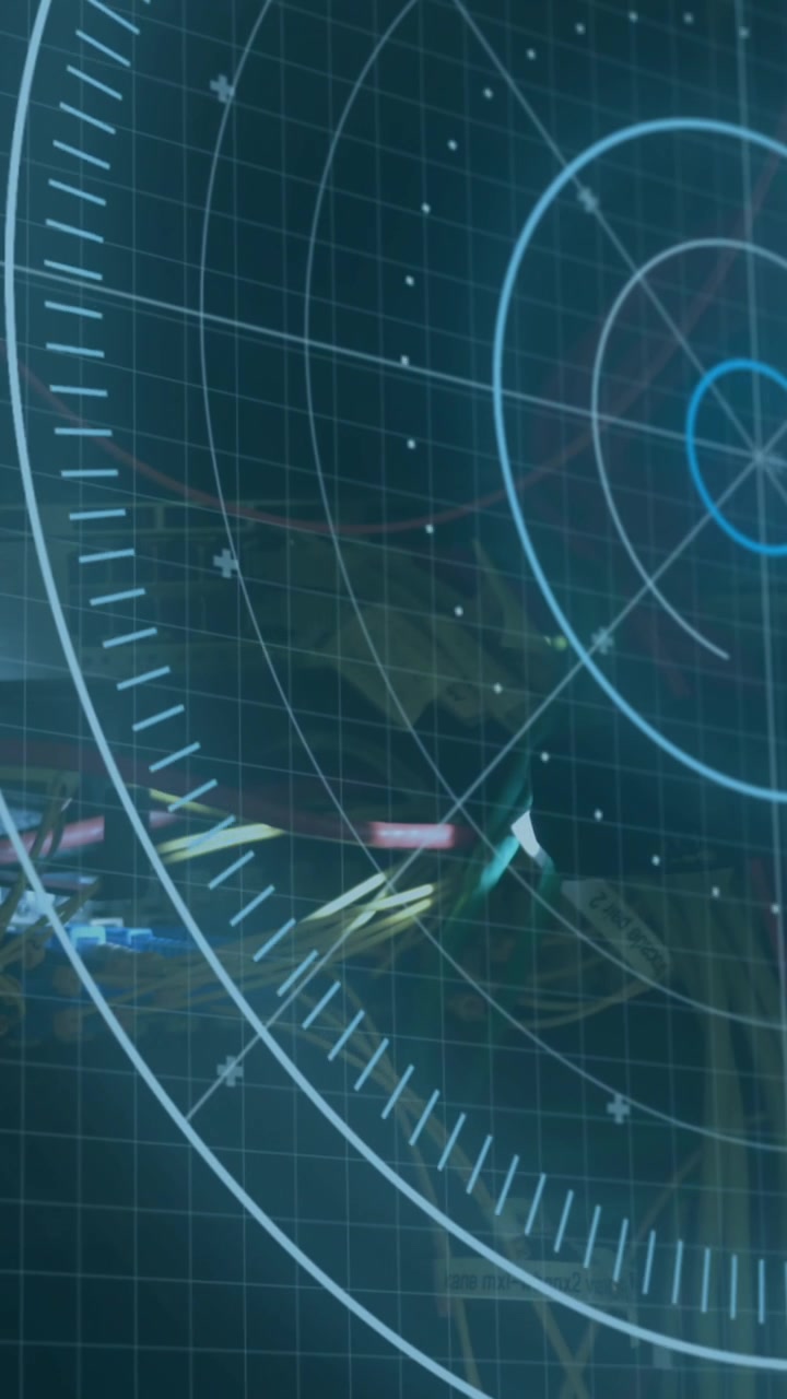 Animazione di elaborazione dati su donna caucasica che ispeziona una sala server