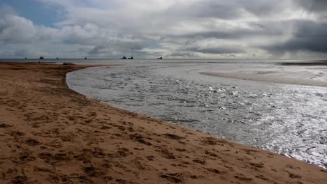 Donmouth---El-Río-Don-Mirando-Al-Este-Hacia-El-Mar-Con-Barcos-De-Suministro-De-Petróleo-Anclados-En-El-Horizonte