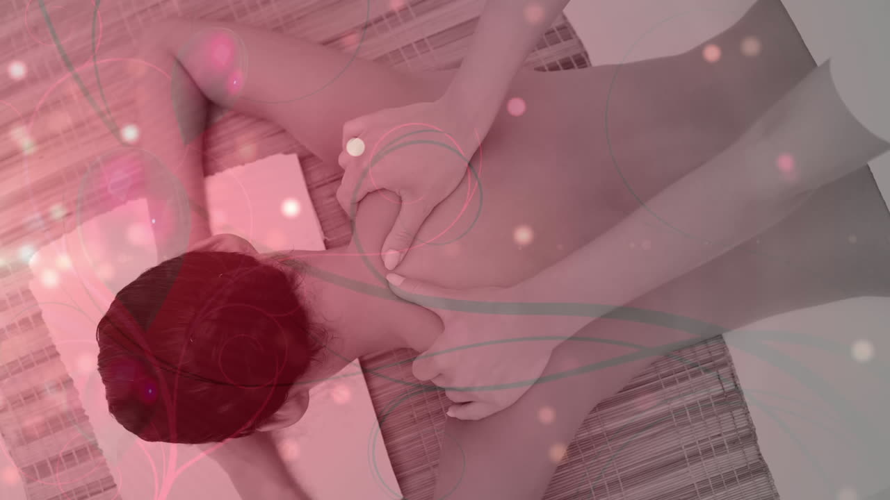 등 마사지를 받으며, 빛나는 불빛의 추상적인 애니메이션을 통해 휴식을 취하는 사람