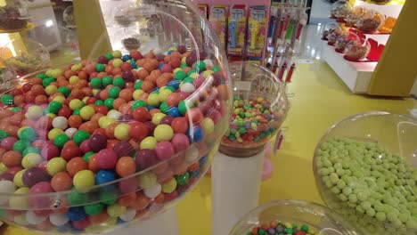 exhibición de caramelos coloridos en una tienda