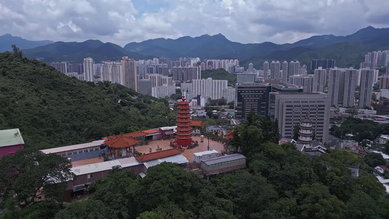 aérea sobre el sitio del templo budista llamado el monasterio de los diez mil budas en hong kong, china