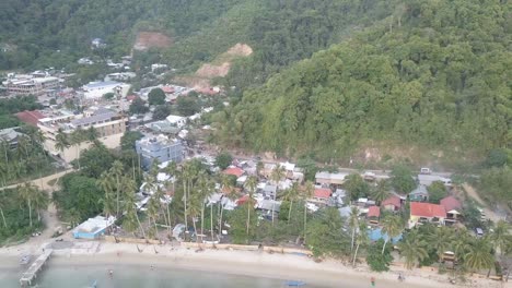 Toma-Aérea-De-Drones-De-4k-Frente-A-La-Playa-En-La-Playa-De-Corong-Corong-Con-Automóviles-Y-Motocicletas-Que-Pasan-Por-La-Carretera-Detrás-En-El-Nido,-Palawan,-Filipinas