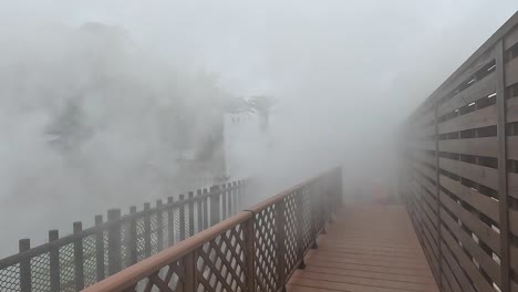 Umi-Jigoku-Oder-Meereshölle,-Aufgenommen-In-Beppu-Mit-Dampfendem-Geysir-Aus-Heißen-Quellen,-Der-Aus-Dem-Kobaltblauen-Wasser-Dampft