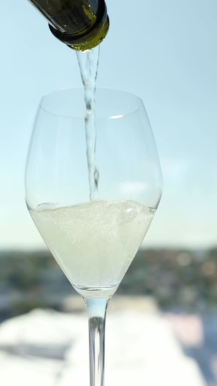 Il vino viene versato in un bicchiere