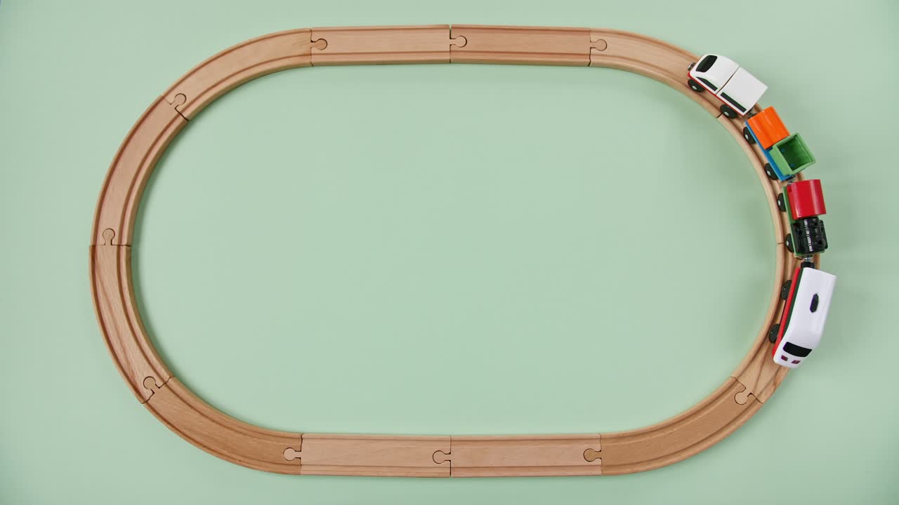 juguete infantil ferrocarril de madera. viaje en tren de juguete a lo largo del ferrocarril de anillo. juguetes educativos para niños. vista superior. espacio de copia