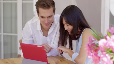 una pareja feliz mostrando sus imágenes de ultrasonido.