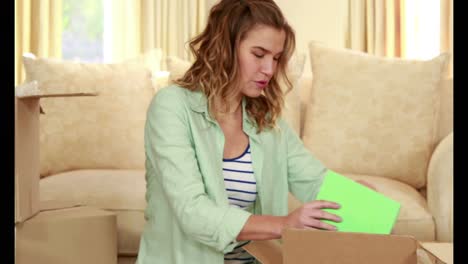 madre e hija desempaquetando cajas de mudanza