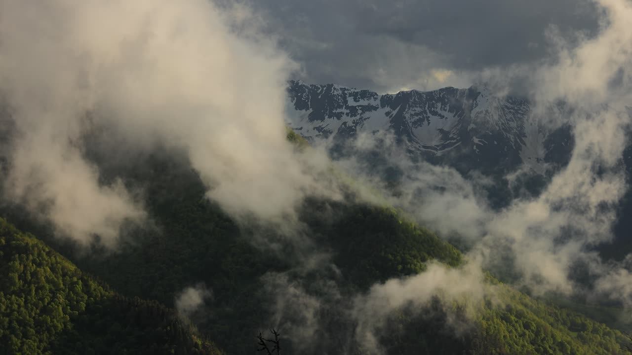 paisaje de vista superior de nubes de montaña. hermosa naturaleza paisaje natural