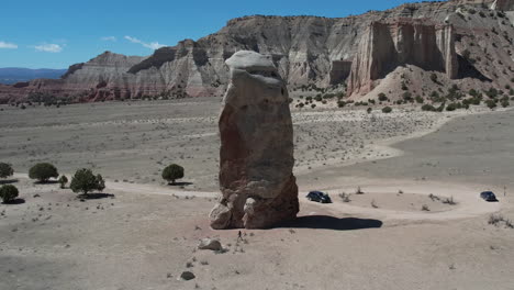 Vista-Aérea-De-La-Torre-De-Arenisca-Natural-Y-El-Coche-Negro-En-El-Paisaje-Desértico-Del-Parque-Estatal-De-La-Cuenca-De-Kodachrome,-Utah,-Ee.uu.