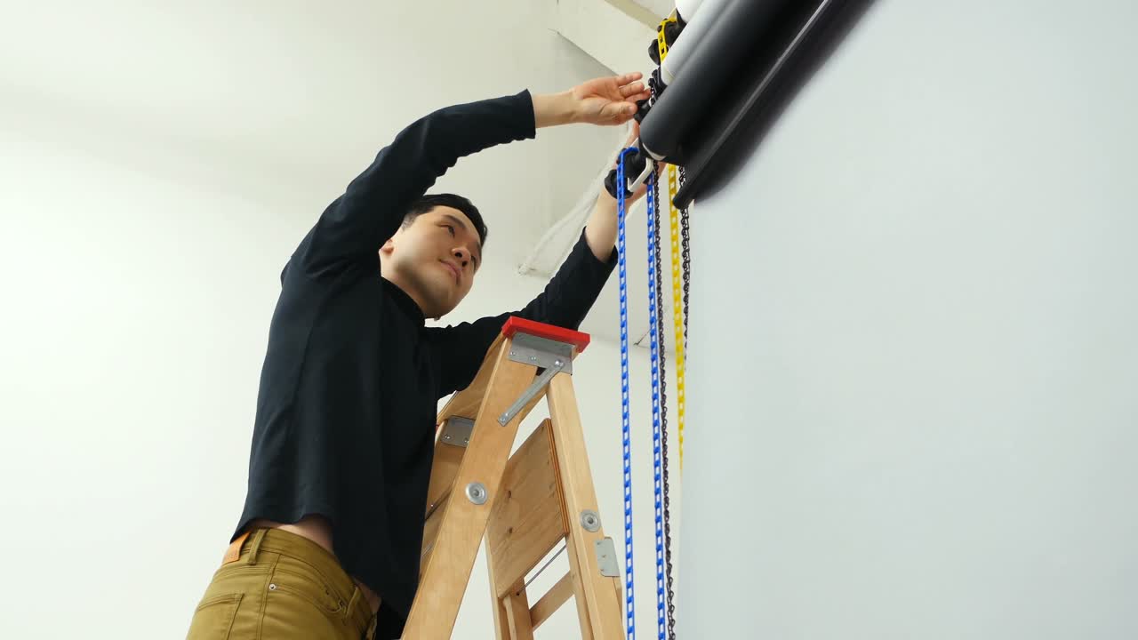 fotógrafo masculino ajustando el equipo