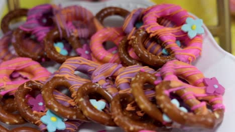 Pan-De-Pretzels-Sobre-La-Mesa-Con-Glaseado-Y-Chispas