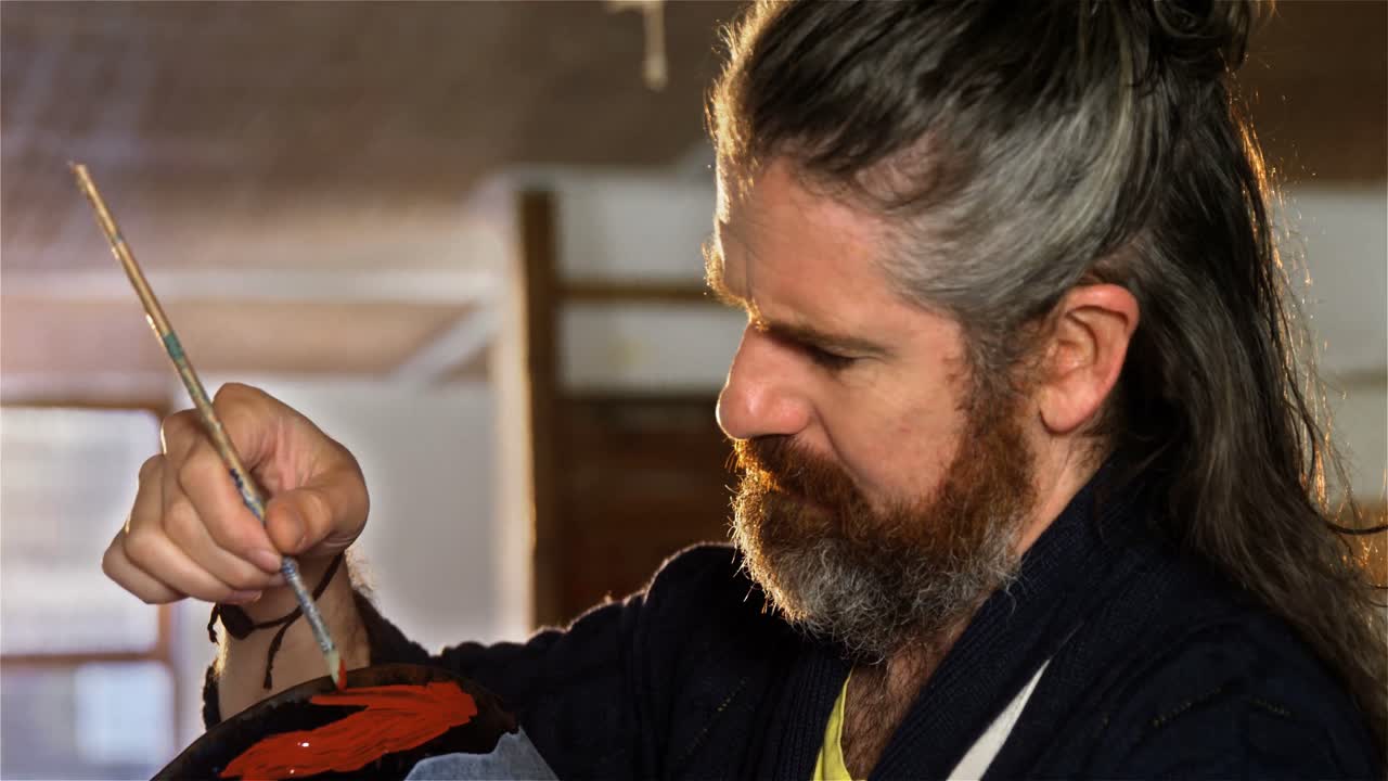 주의 깊은 남성 도자기 도자기 그림