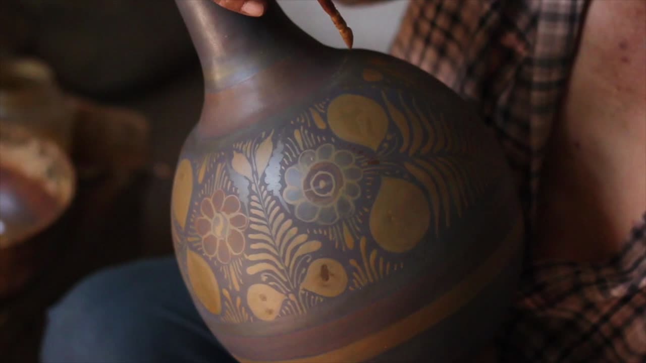 artesão trabalhando em uma peça de artesanato