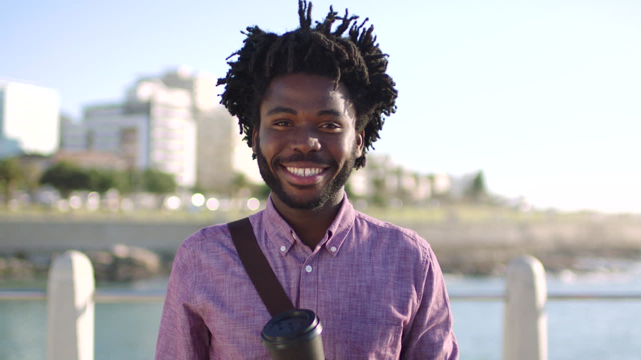 ritratto di un uomo d'affari alla moda che prende quotidianamente