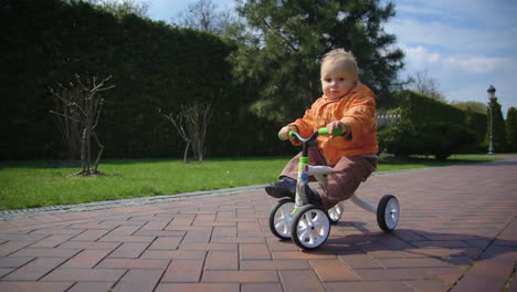 Kleines-Kind-Sitzt-Auf-Dem-Fahrrad-Im-Spring-Park