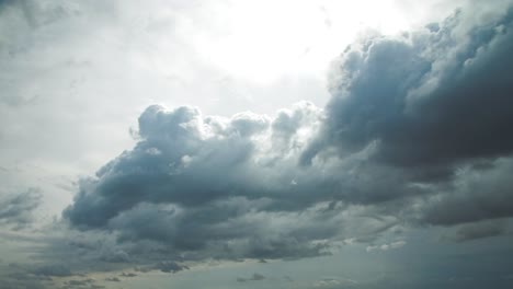 lapso de tiempo de 4k de nubes en movimiento rápido en el cielo