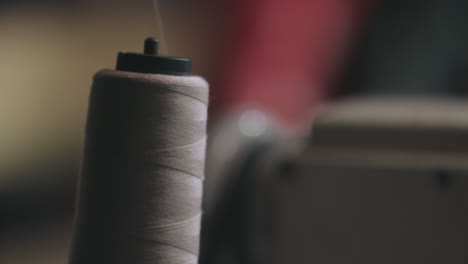 toma estática de hilo de carrete en una máquina de coser