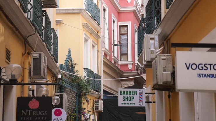 Una strada con edifici e negozi