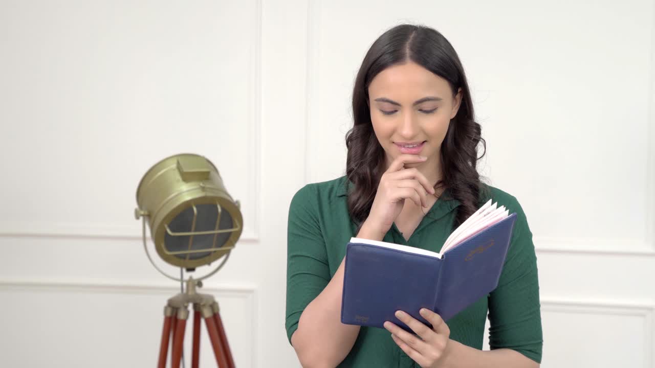 mujer india educada leyendo un libro