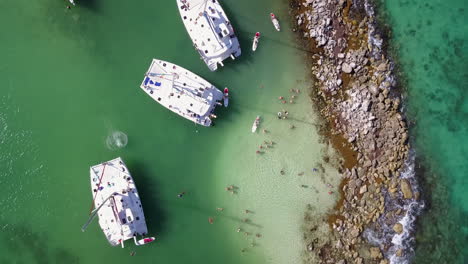 vuelo aéreo para revelar los barcos de fiesta en la cala