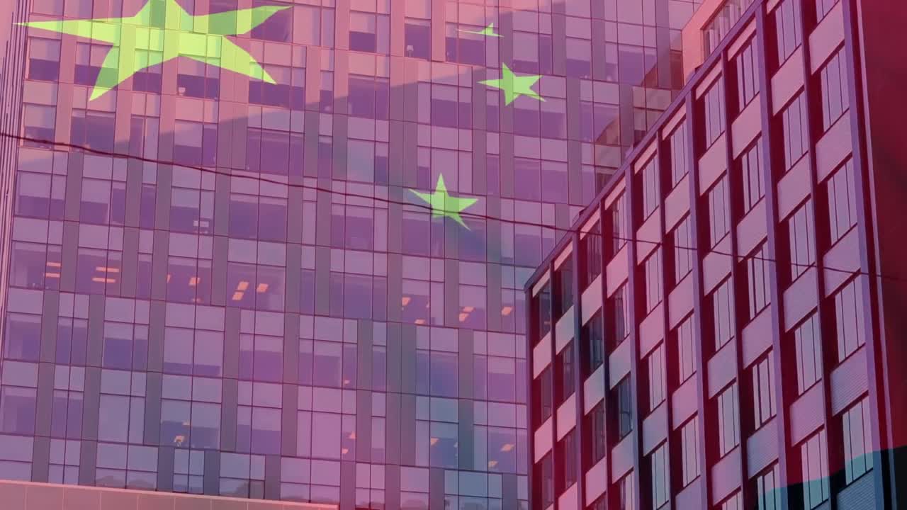 Vídeo composto da bandeira da China tremulando contra edifícios altos