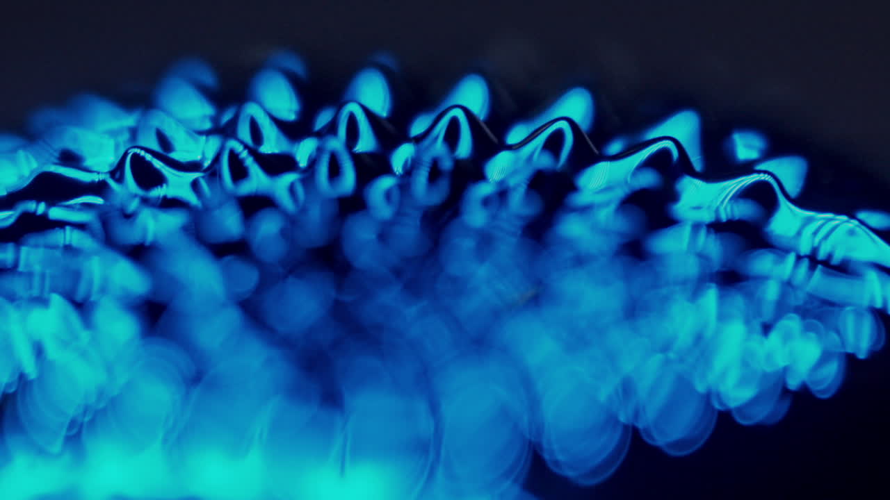 picos de formación de fluidos en una atmósfera abstracta oscura