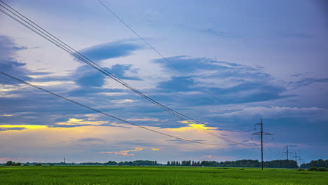 Wolken-Schweben-über-Strommasten-Auf-Dem-Land