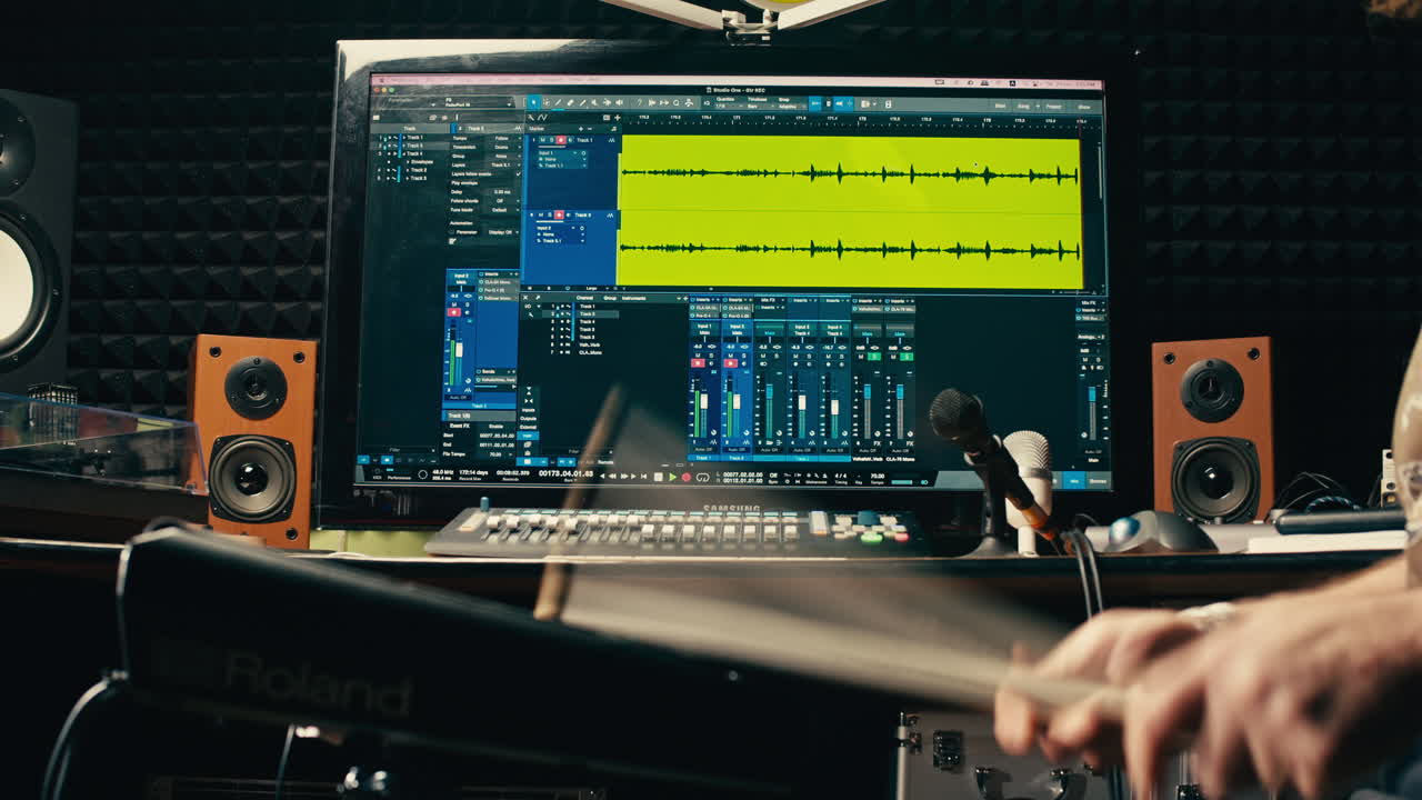드럼 연주자는 음악 스튜디오에서 전자 드럼 키트를 연주하고, 리허설실에서 사운드 엔지니어와 함께 음악을 녹음합니다. 타악기 드럼 악기를 연주하는 수업. 록 음악 콘서트.