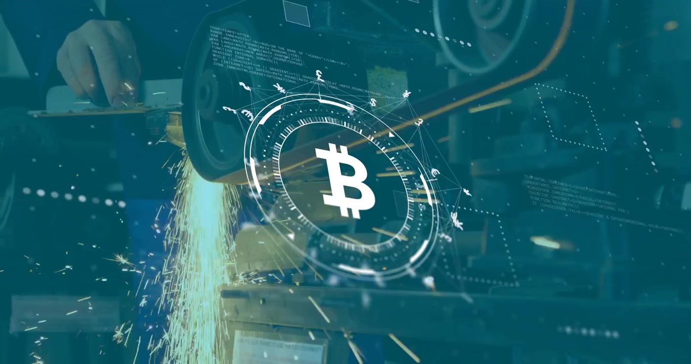 Asta che preme su una mola con scintille che volano, mentre un ologramma di Bitcoin ruota mostrando una fusione cripto