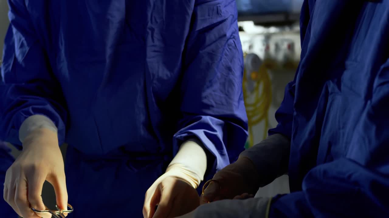 수술 4k를 수행하는 외과 의사