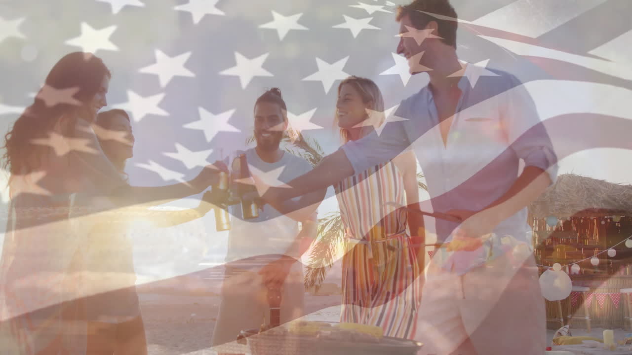 animación de bandera estadounidense sobre amigos brindando bebidas en la fiesta de playa