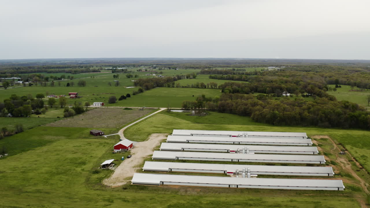남쪽의 농업 지역에 있는 농가 건물의 시골 풍경, 미국 - 항공