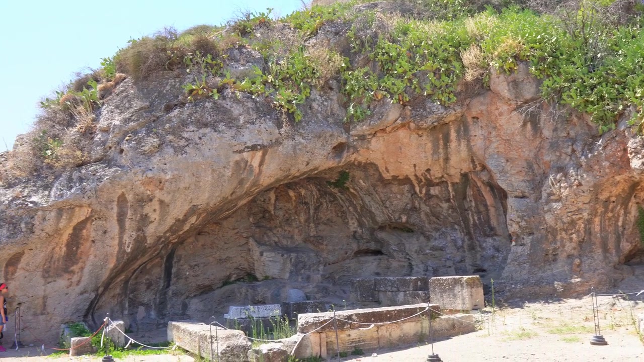 Antico santuario grotta di accesso ad Ade a Eleusi, Grecia