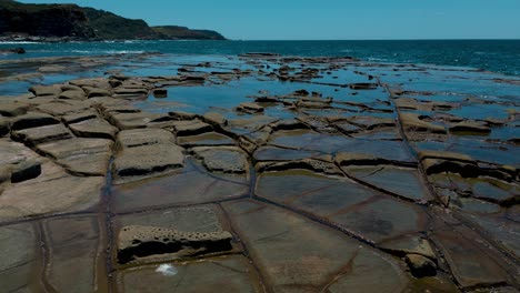 características costeras geométricas en piscinas de figura ocho en el parque nacional real de sydney, playa de palmas en llamas, australia