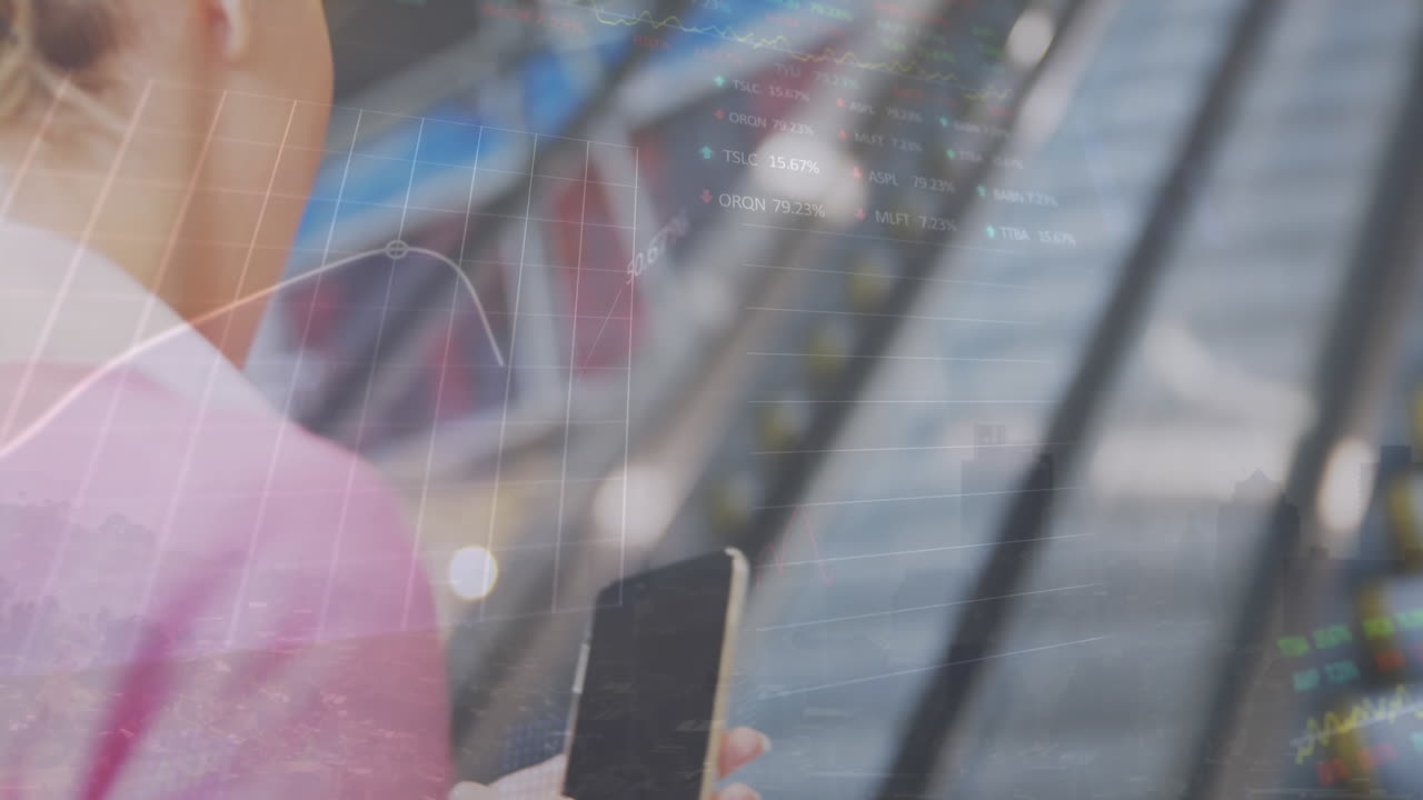 그래프와 트레이딩 보드의 애니메이션, 에스컬레이터를 사용하는 동안 휴대전화에서 스크롤하는 백인 여성