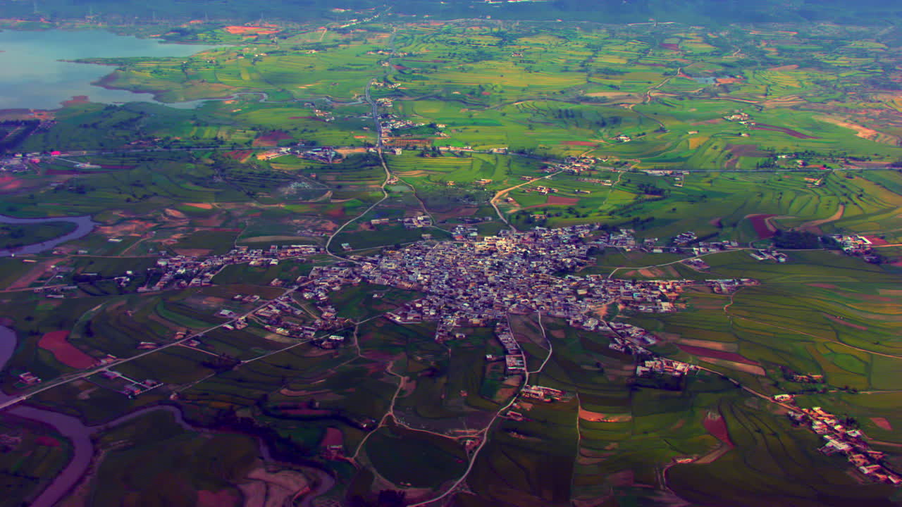 매력적인 마을, 푸른 농장으로 뒤덮인 조감도, 좁은 거리, 계곡의 강변을 탐험해보세요.