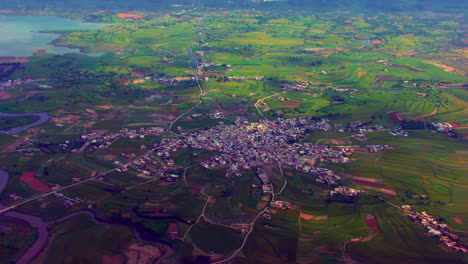 explore el encantador pueblo, vista aérea cubierta de granjas verdes, calles estrechas y un lado serpenteante del valle.