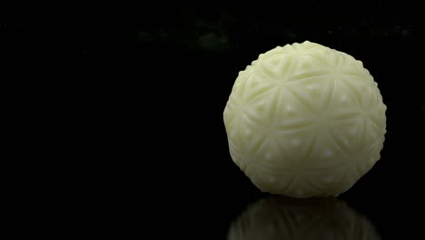 우주 배경의 미래 지하학적 탄력 공의 루프 3d 디자인: 굴러가는 고무 구의 파노라마 뷰