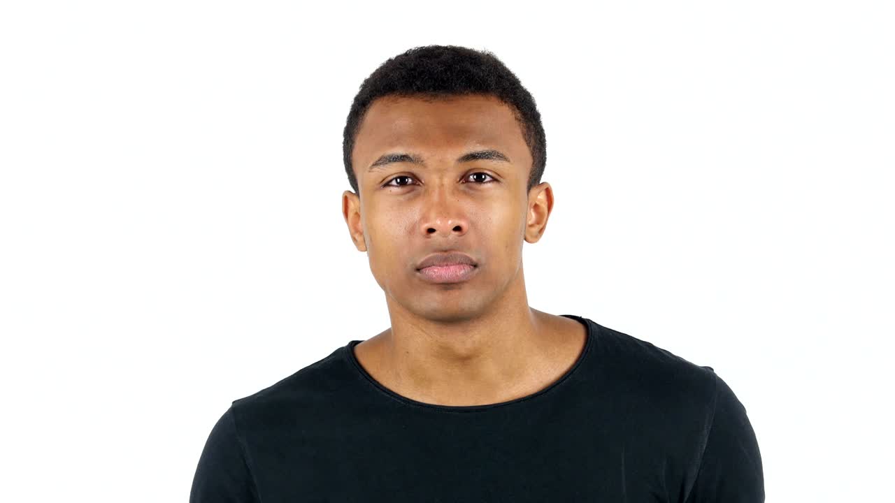 Gesto di silenzio di un uomo di colore, con il dito sulle labbra.
