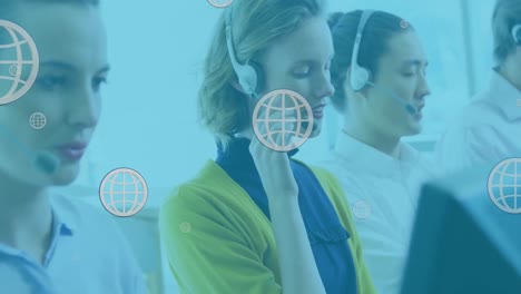 animación de iconos de globos en línea sobre diversas personas de negocios que usan auriculares de teléfono