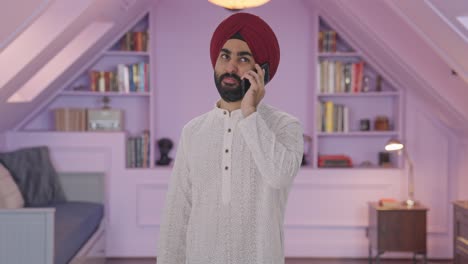 hombre indio sikh feliz hablando por teléfono