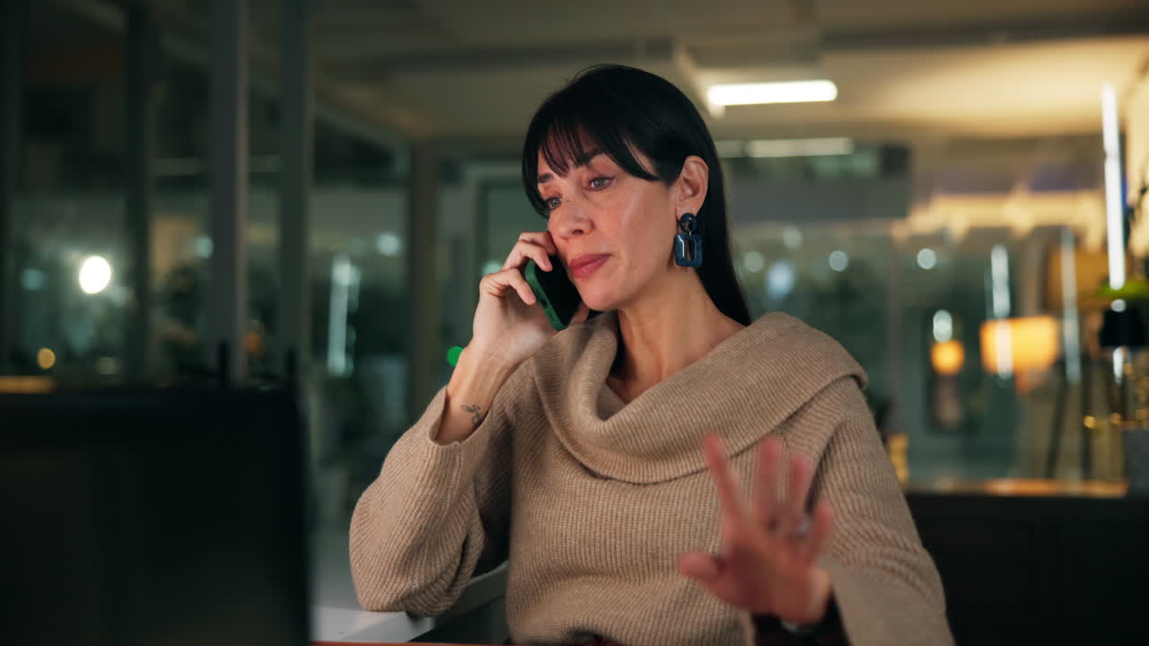 전화 통화 중인 여자