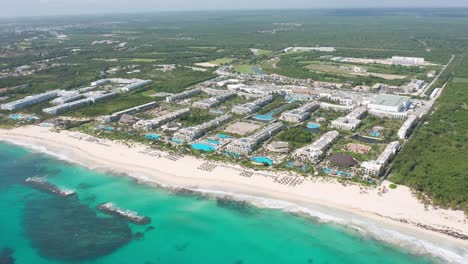 Hoteles-De-Lujo-Frente-Al-Mar-Junto-A-La-Playa-De-Arena-Blanca-Con-Mar-Azul-Turquesa-En-Punta-Cana,-República-Dominicana