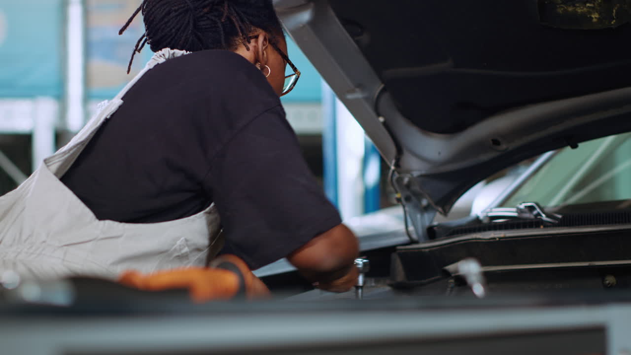 Expert in garage using torque wrench