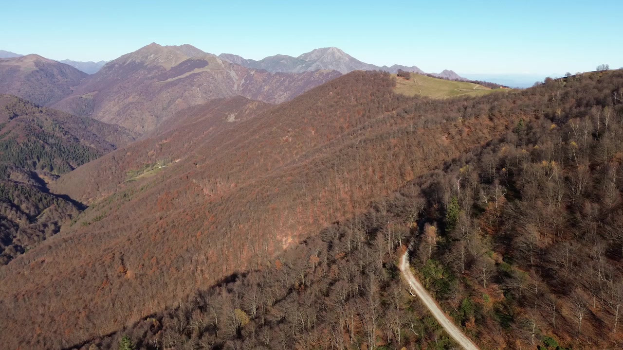 In montagna il silenzio è perfetto e questa volta il drone cattura le sensazioni dell'autunno e il cambiamento dei colori che mi fanno sentire: che sensazione?