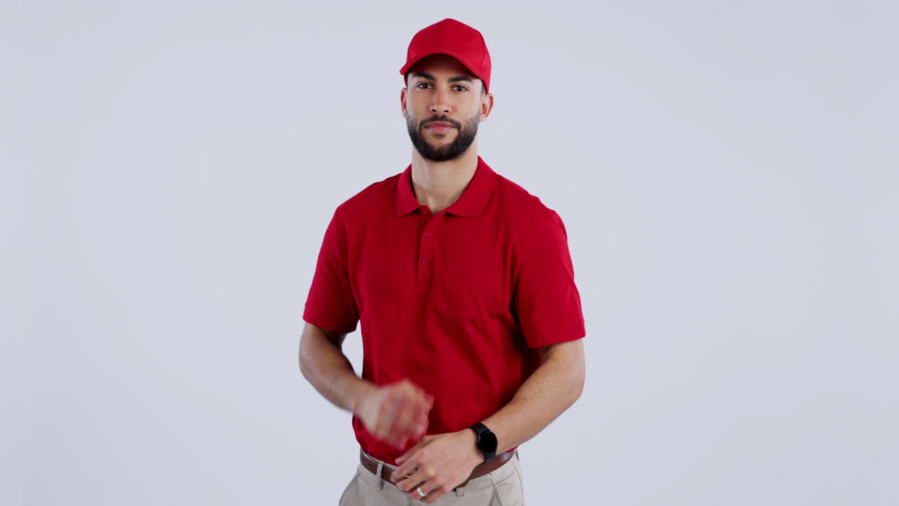 mensajero feliz, hombre y brazos cruzados para la entrega