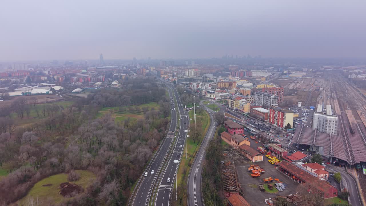 Widok z lotu ptaka samochodów jadących po miejskiej autostradzie w Mediolanie we Włoszech.