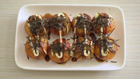 albóndigas de bola takoyaki o bolas de pulpo - estilo de comida japonesa