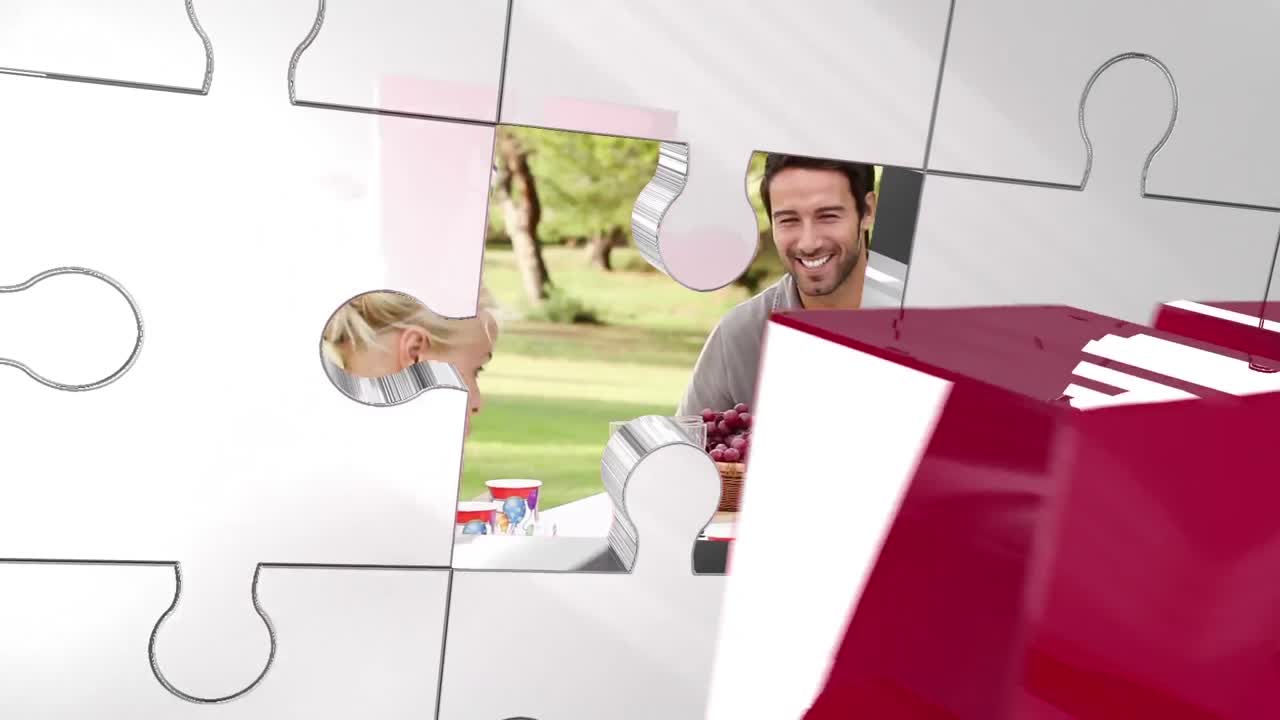 Animatie van puzzel en sleutel over gelukkige familie op verjaardagsfeestje