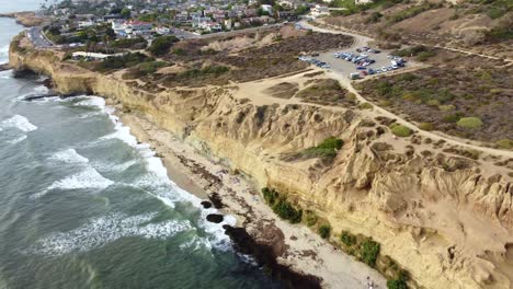 panorama aérien, coucher de soleil sur les falaises de la côte de san diego, californie